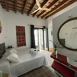 Dona Lola Homestay *